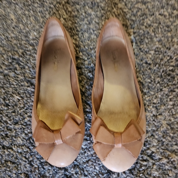 Neiman Marcus leather flats size 6.5 - Picture 1 of 7